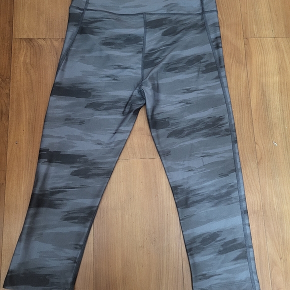Under Armour Women’s Compression Fitted Pants Silver Size Medium Used/Excelent - Picture 8 of 8